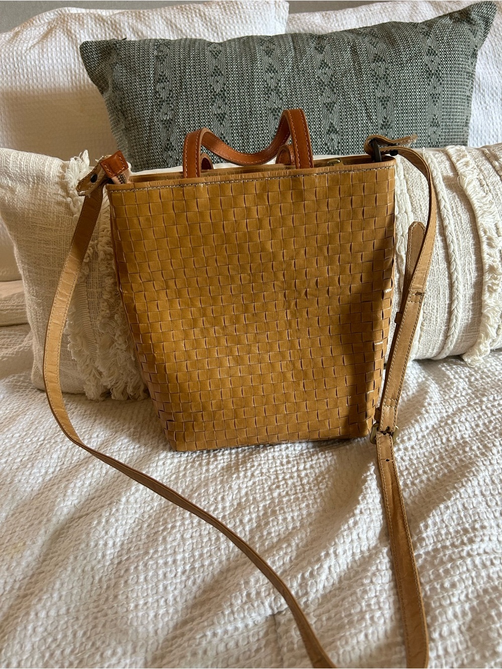 Uashmama - Woven Leather Shoulder Bag in Camel Brown - Picture 2 of 8